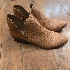 Kaanas Tan Textured Ankle Booties